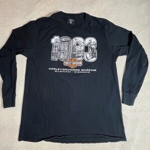 Harley Davidson Black 1903 Museum
Graphic long sleeve men size Large